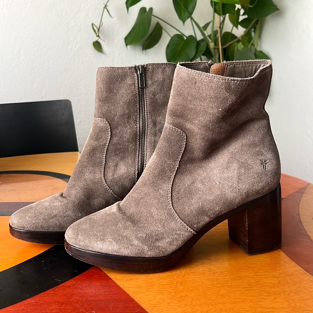 FRYE Joan Campus Suede Wood heeled ankle zip boot. Size 9.5 M  Grey - Picture 3 of 12